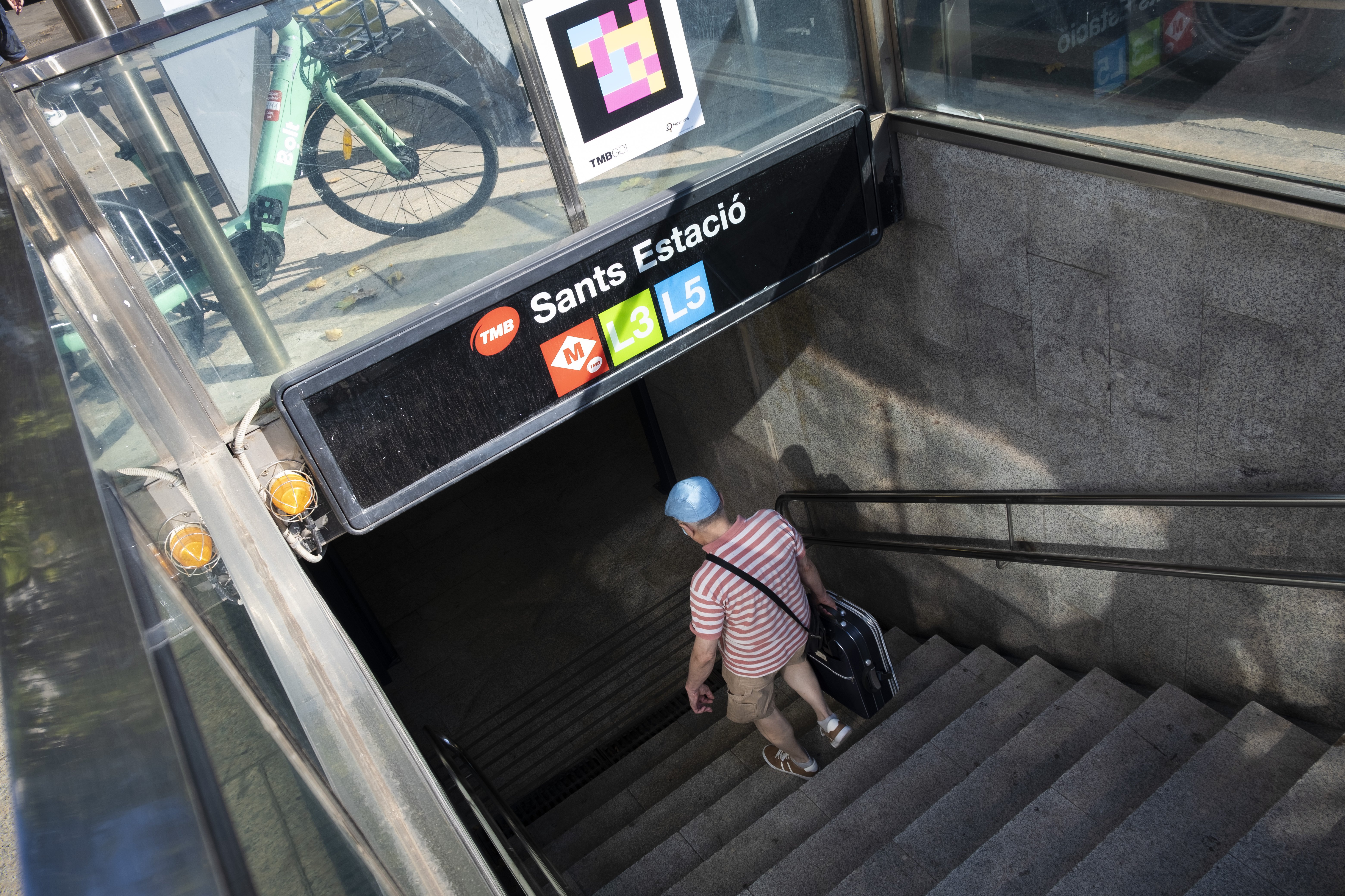 Desalojada y cerrada la estación de metro de la L5 de Sants por humo en las instalaciones