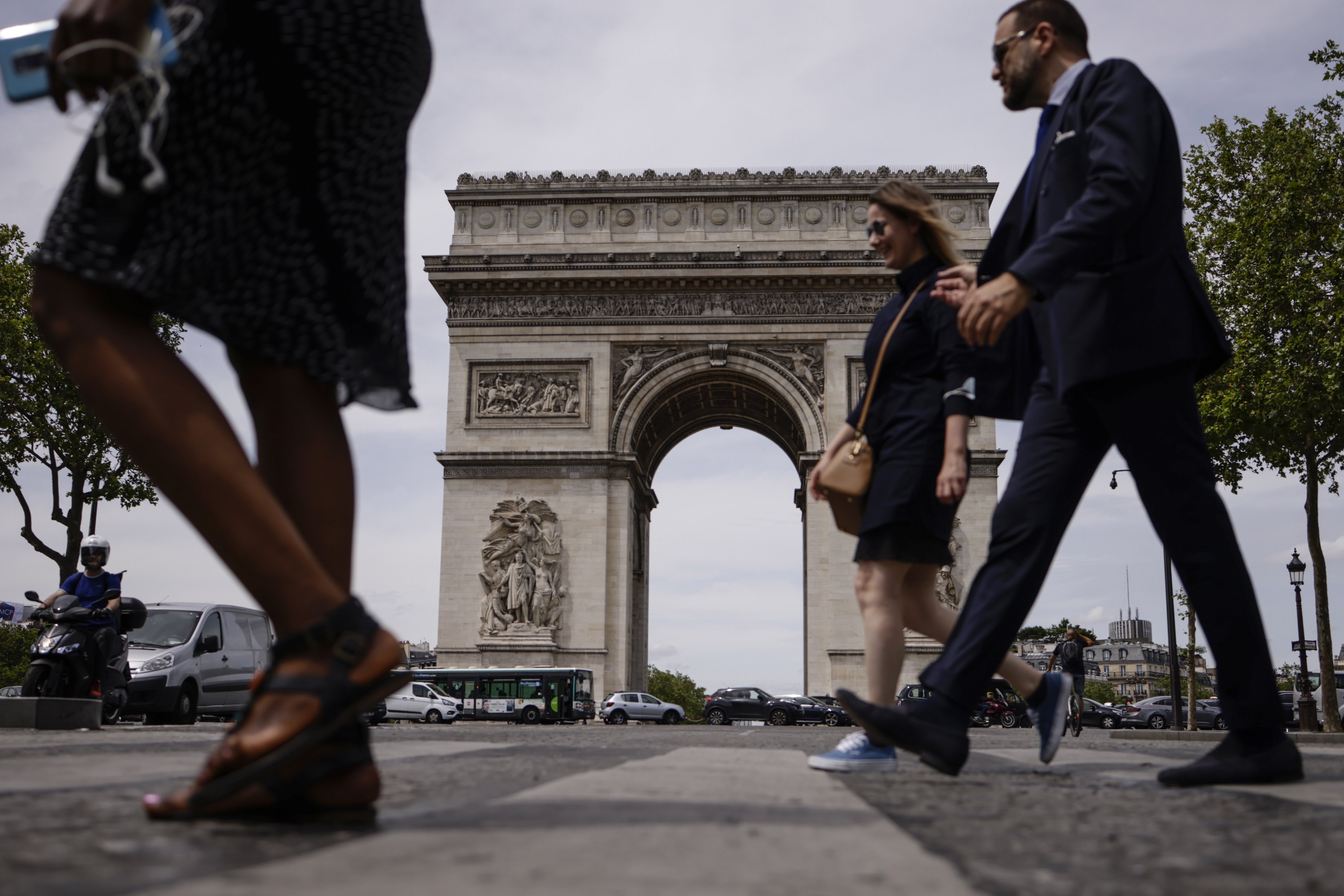 personas pasean pero Paris Francia / efe