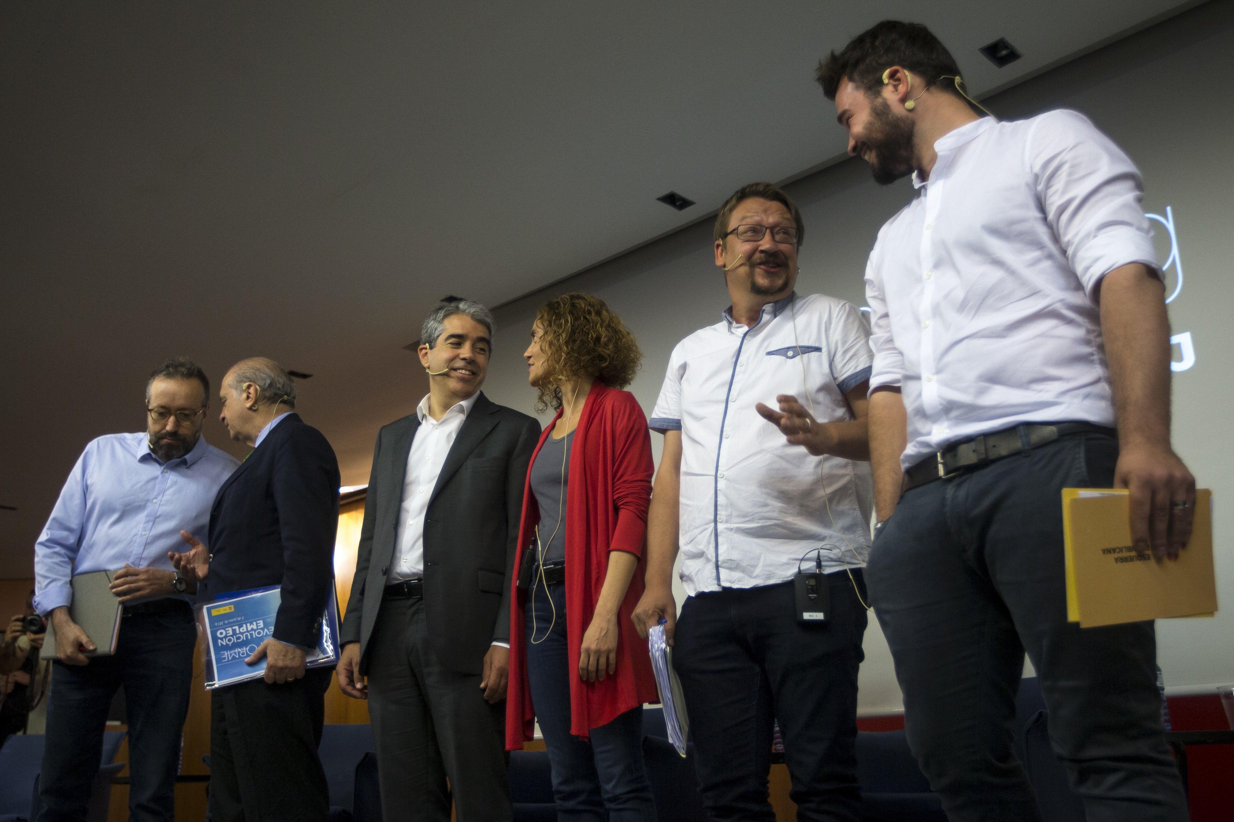 Los comunes lideran la carrera del 26-J codo a codo con el independentismo