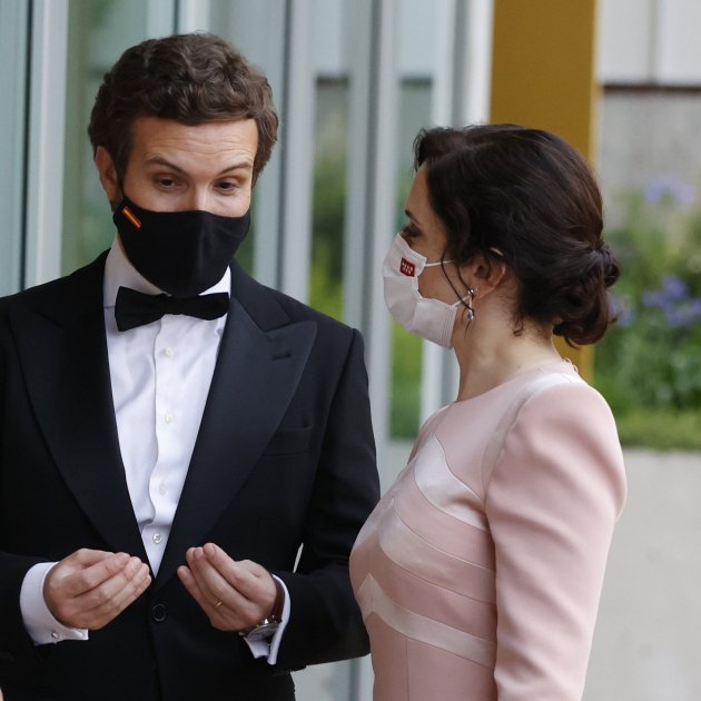 Pablo Casado smoking y Isabel Díaz Ayuso GTRES