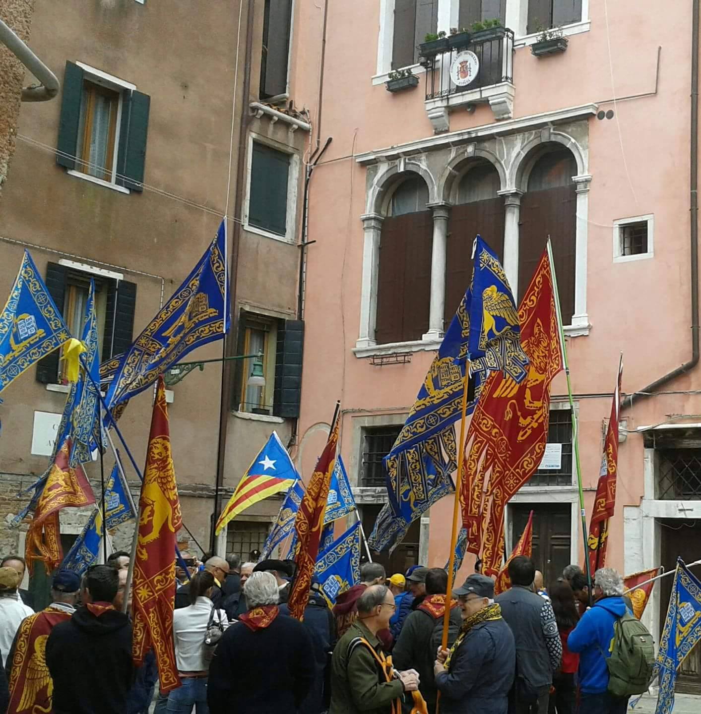 Independentistes del Vèneto donen suport a Catalunya davant del consolat espanyol