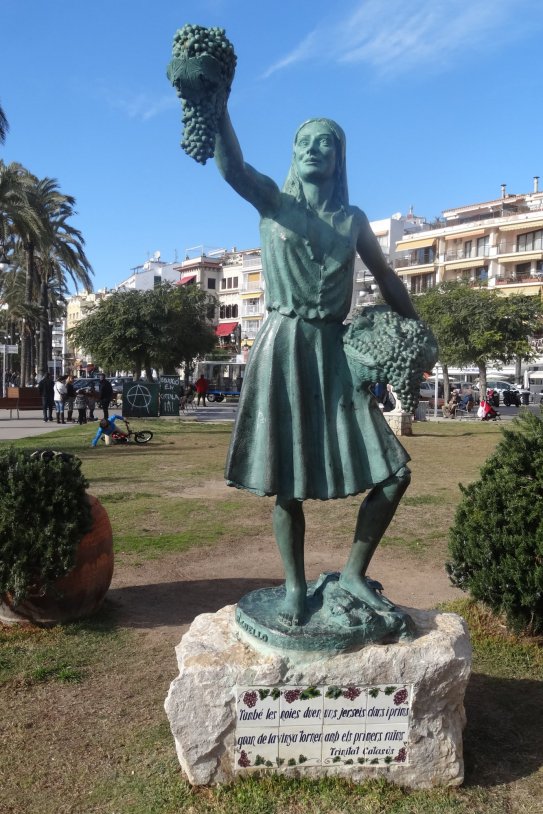Escultura La noia de la malvasia   Situada a la Fragata (Sitges)