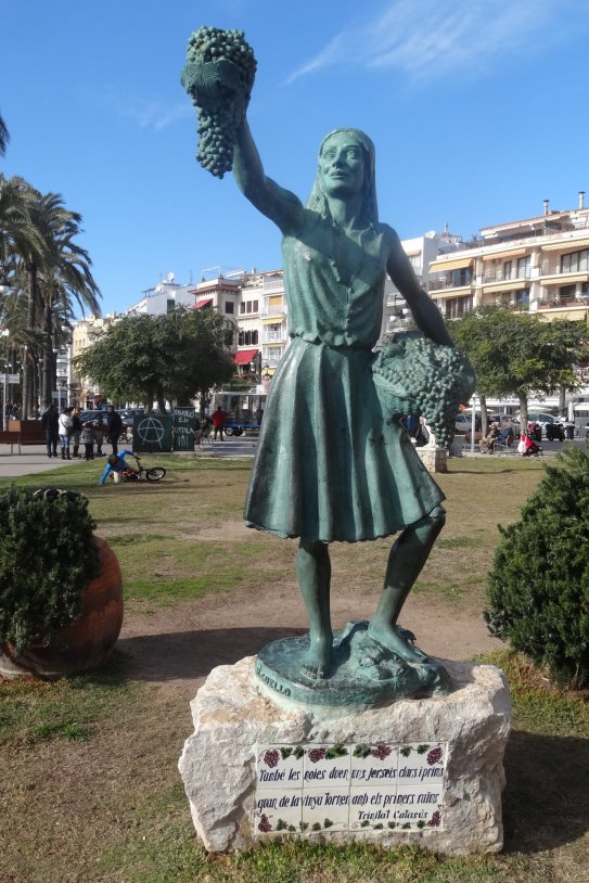 Escultura La chica de la malvasía Situada en la Fragata (Sitges)