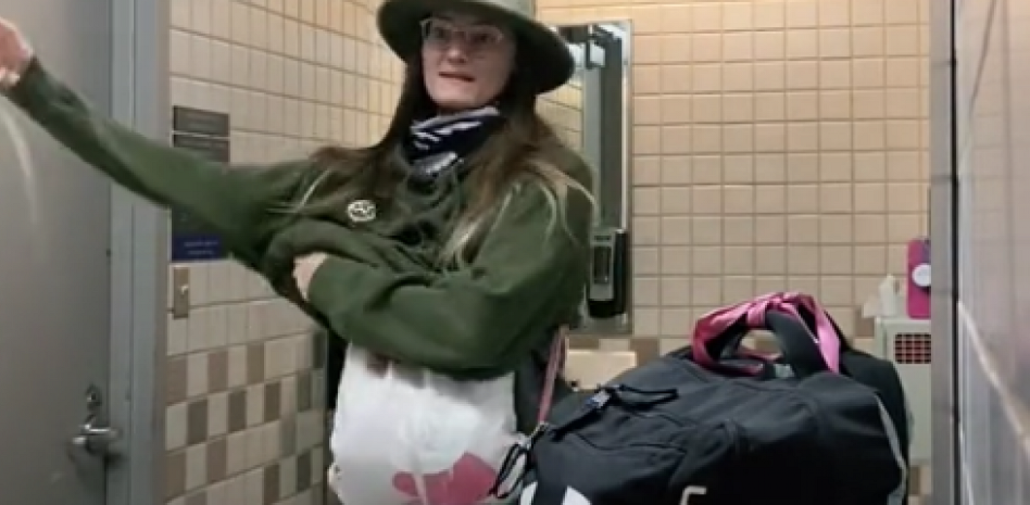 Hacerse pasar por embarazada, truco viral para llevar más equipaje en el avión