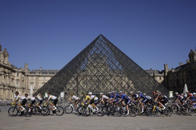 CICLISTAS TOUR FRANCIA LOUVRE EFE