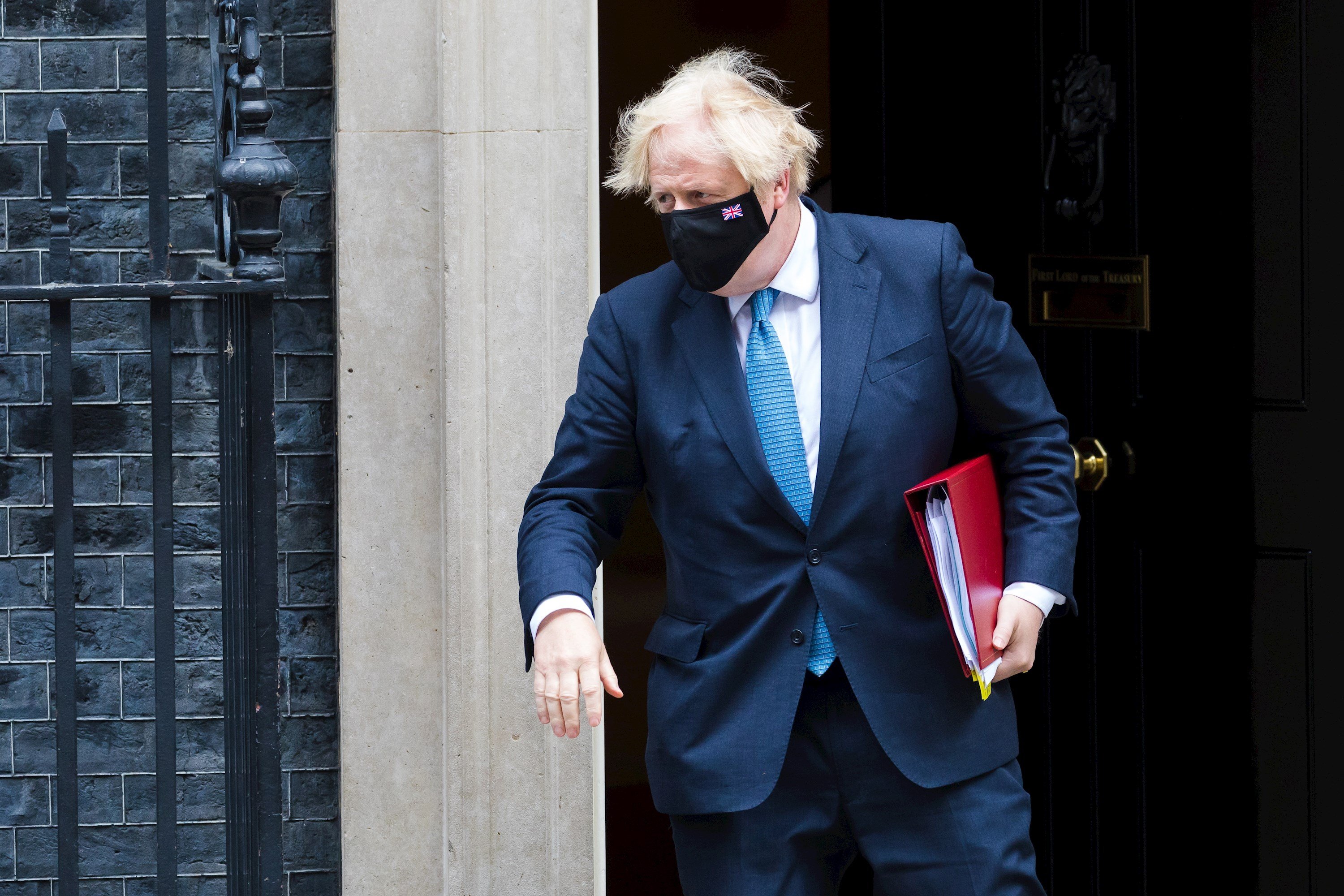 Boris Johnson es confina per la pressió de l'oposició