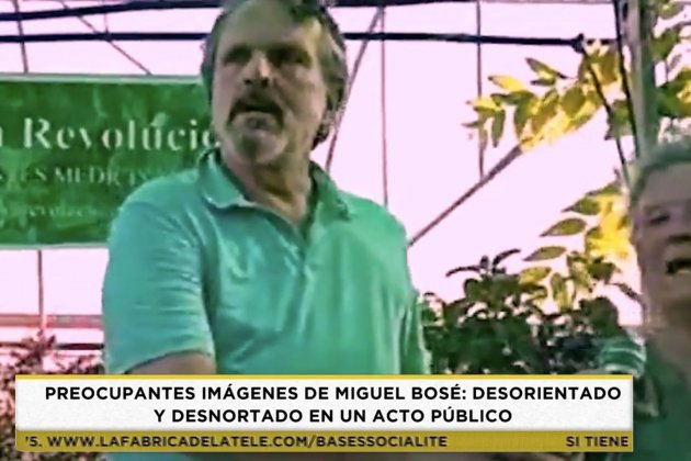 Miguel Bosé robándole el micrófono en una señora Telecinco