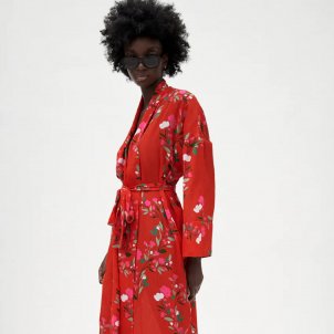 Zara arrasa con su nuevo vestido rojo ideal para combinar con sandalias  planas