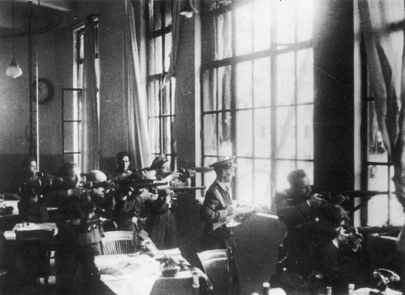 Els cossos policials de la Generalitat derroten els colpistes