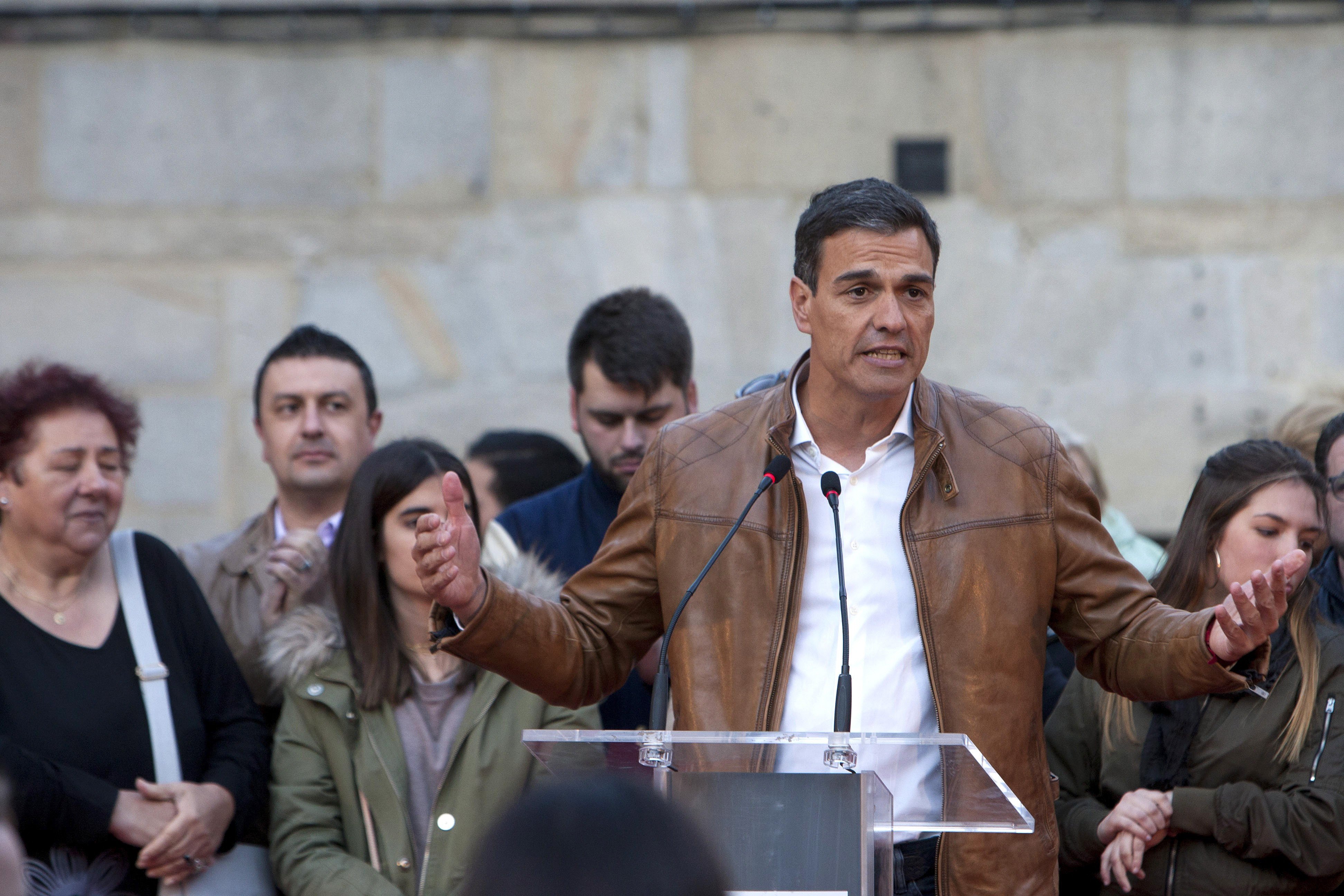 Pedro Sánchez demana la dimissió de Rajoy mentre el PSOE l'apuntala