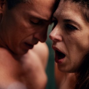 'Dos': el thriller del verano va de una pareja enganchada por el vientre