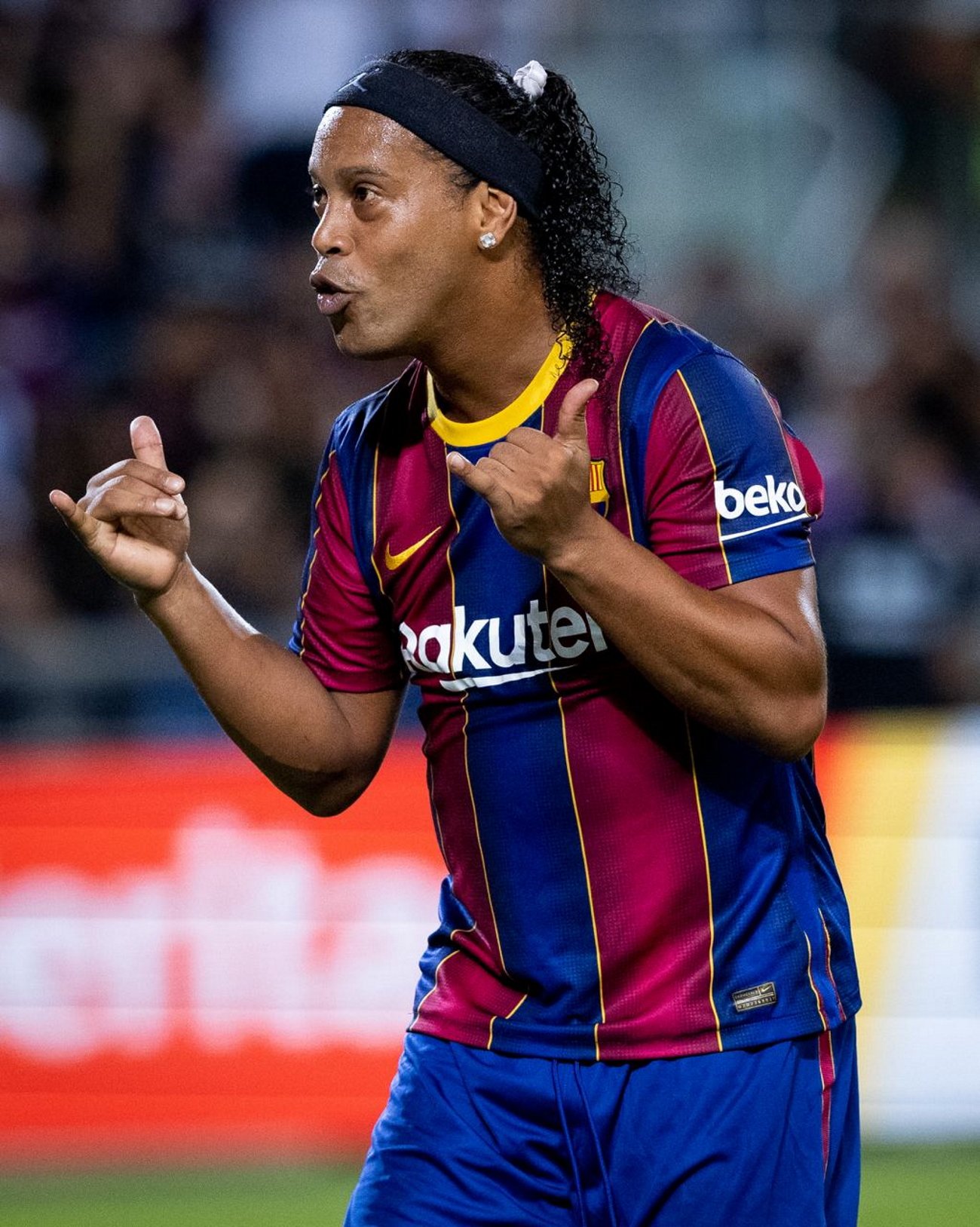 Ronaldinho brilla en la derrota del Barça al Clàssic de les llegendes (2-3)