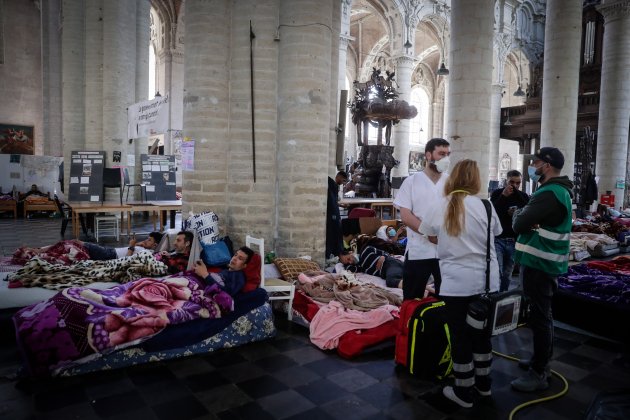 migrantes indocumentados concentrados en la iglesia de juan batista en bélgica / efe