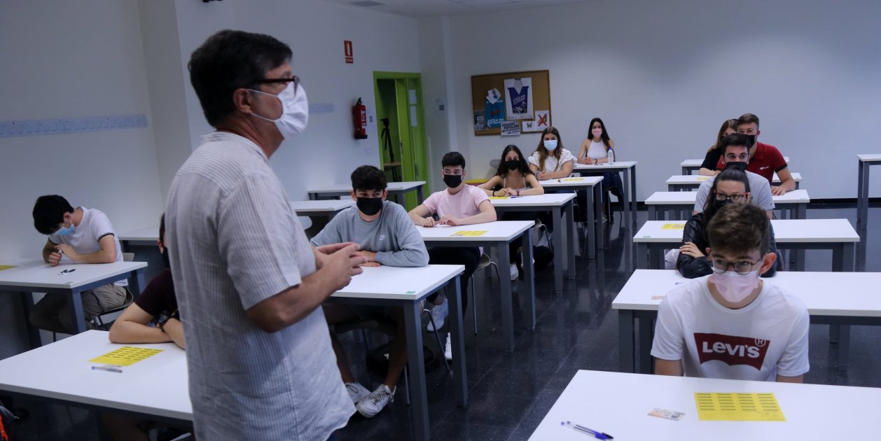 Profesor aula adolescentes prevencion ACN Profesor aula adolescentes prevencion ACN