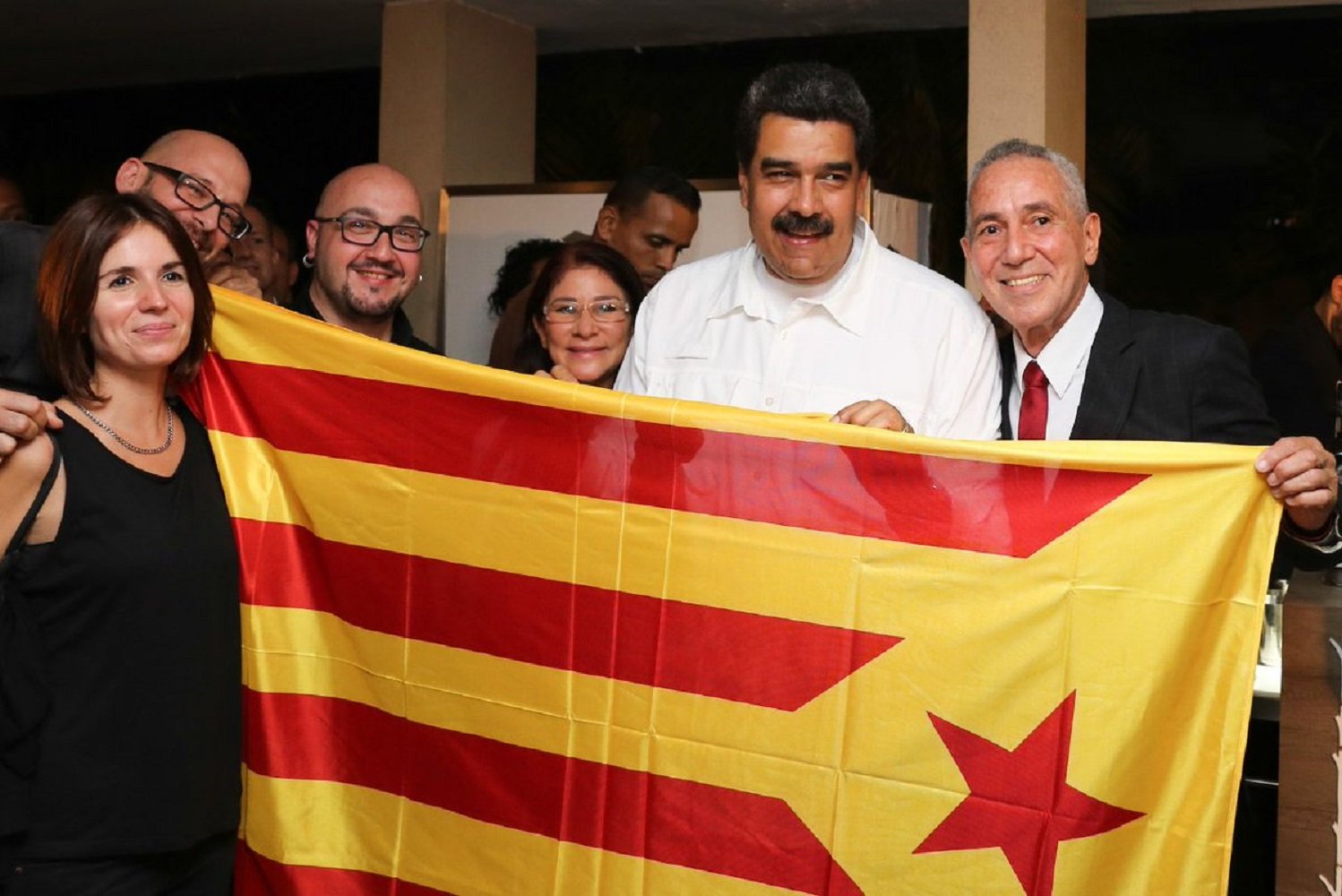 El president Maduro es fotografia amb una estelada