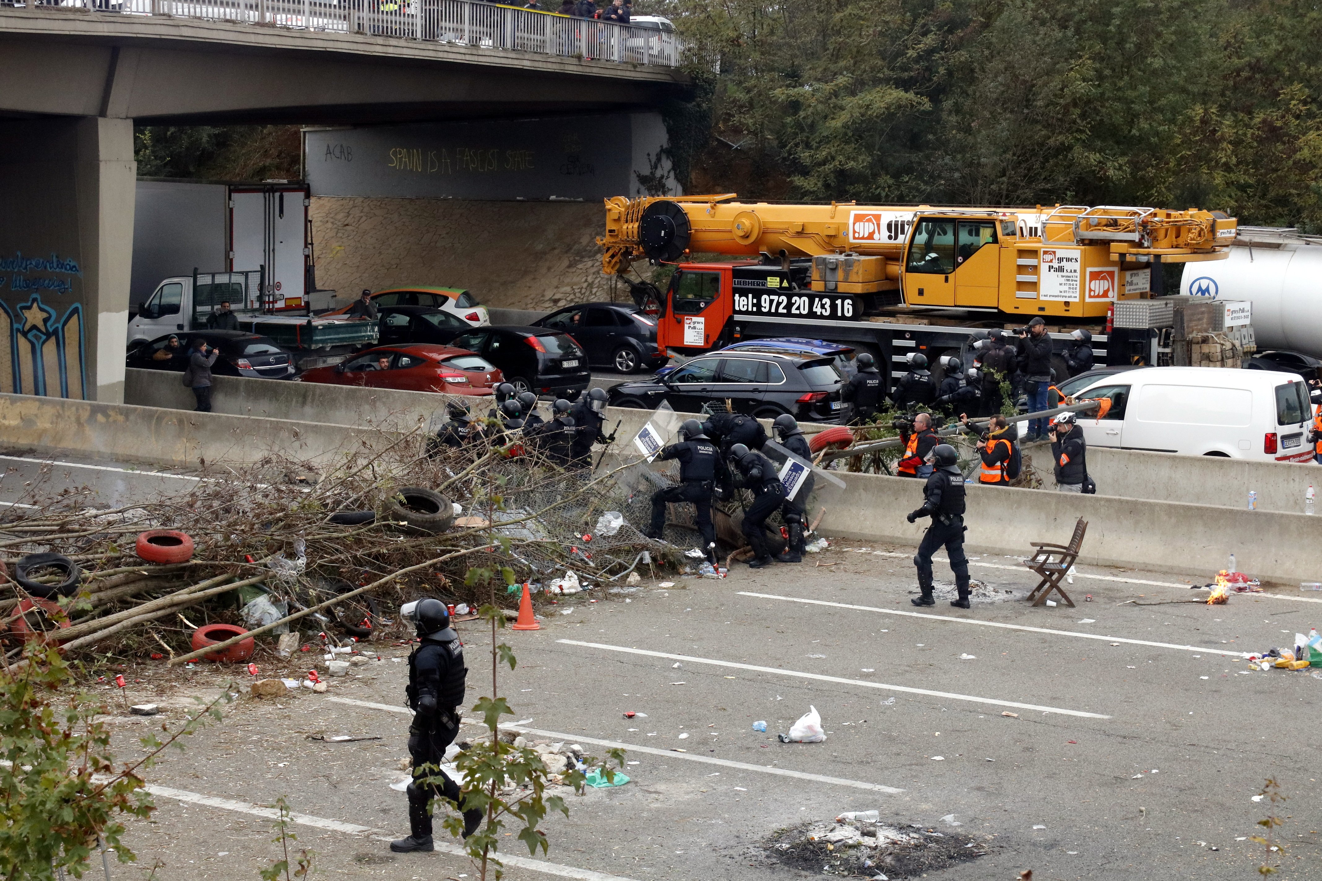 El juez archiva el caso contra 48 acusados del corte en Salt de Tsunami