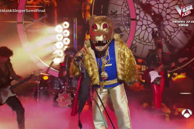 Bertín Osborne como Cocodrilo canta ACDC Mask Singer Antena 3