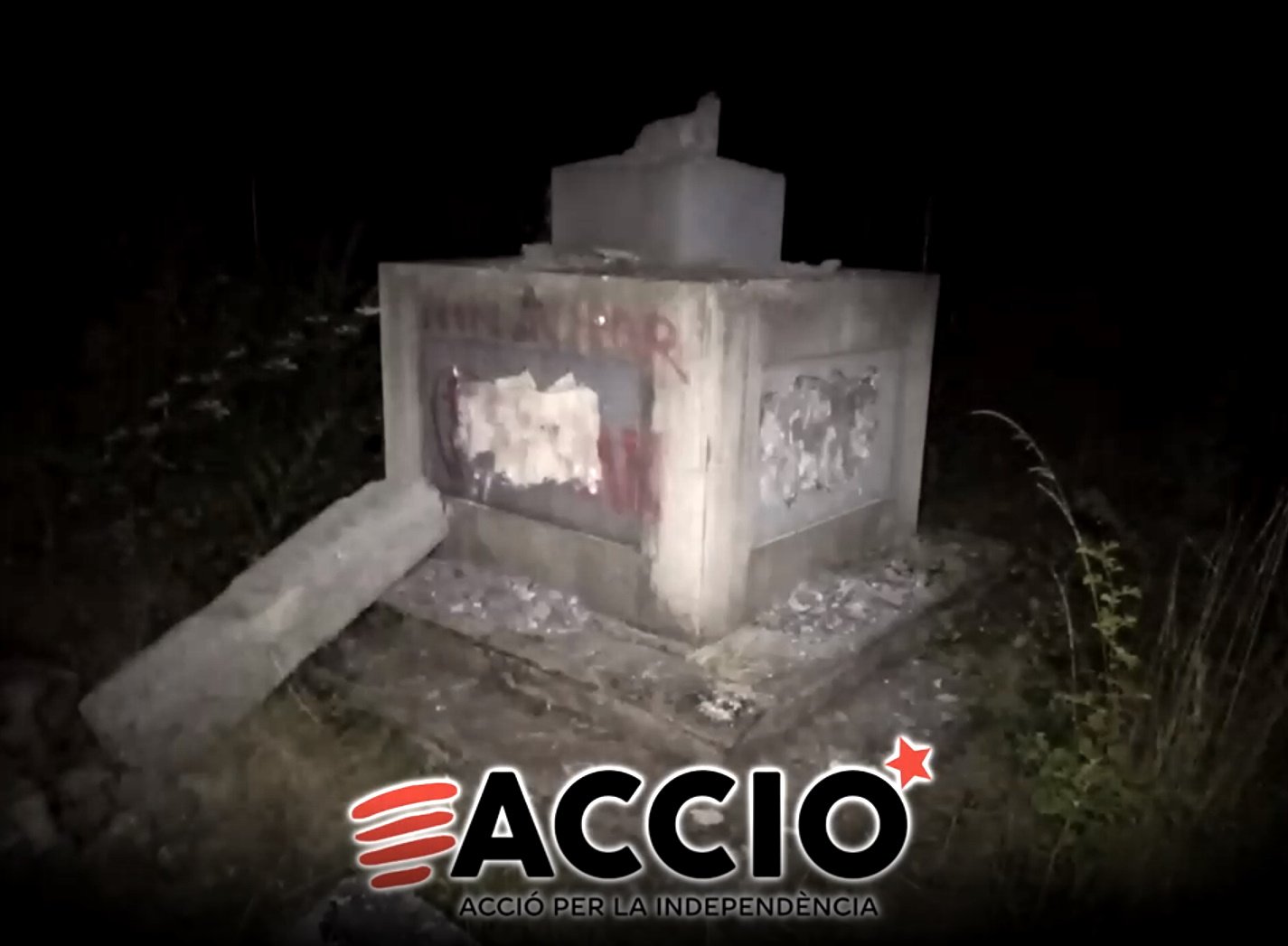 Un grupo independentista destroza un monumento falangista que inspiró a Cercas