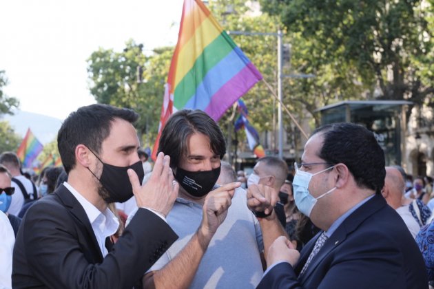 francesc dalmases, joan ignasi elena i roger torrent manifestación contra lgtbifobia barcelona carlos baglietto