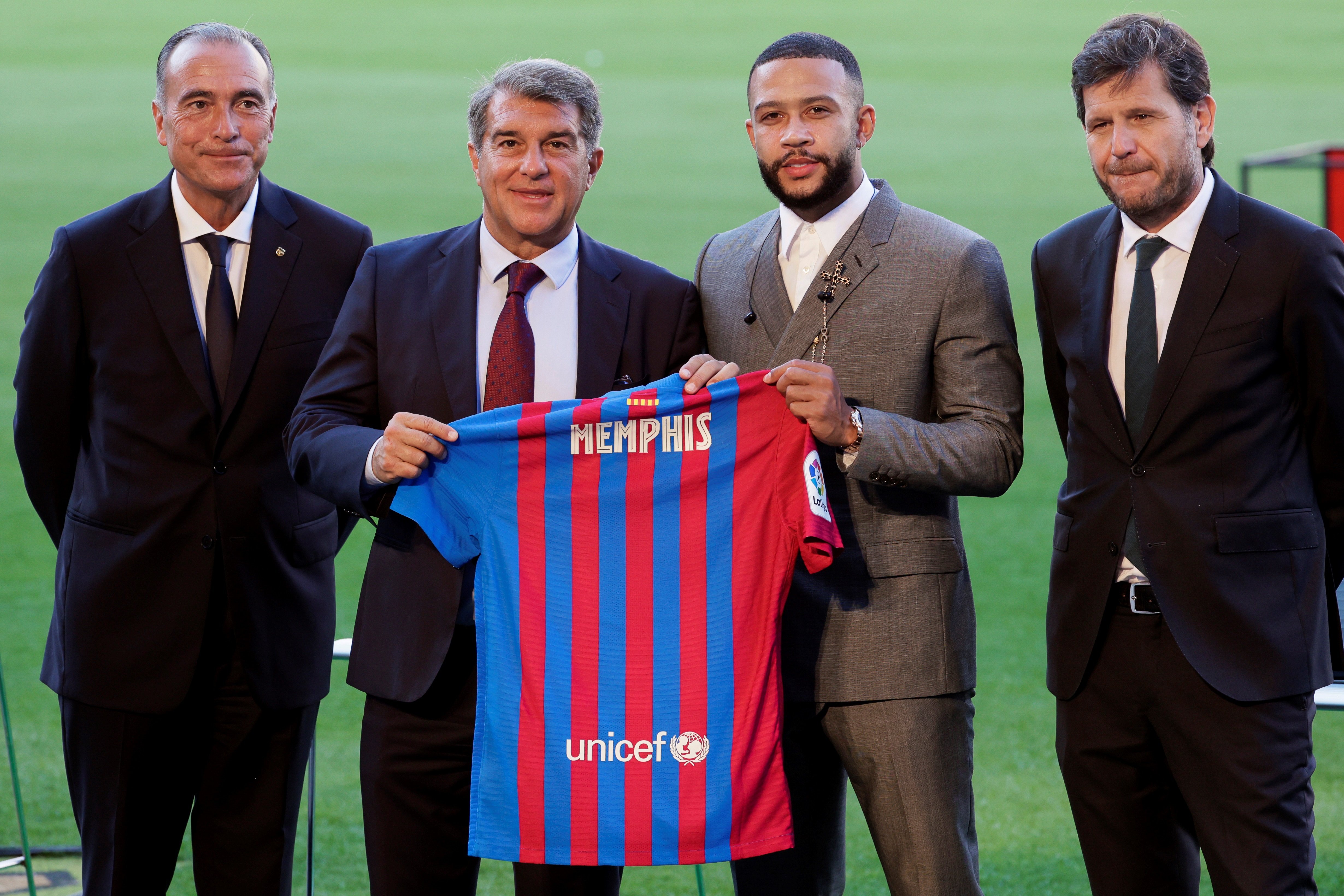 Memphis se dirige en catalán a la afición del Barça y Piqué le responde