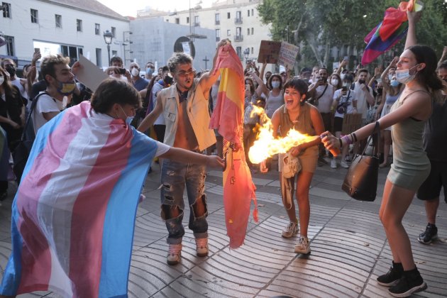 manifestación lgtbi bandera españa barcelona carlos baglietto