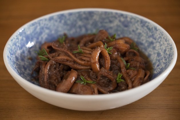  Calamares con cebolla y ajedrea silvestre Gourmeteria gastronomia - Sergi Alcazar