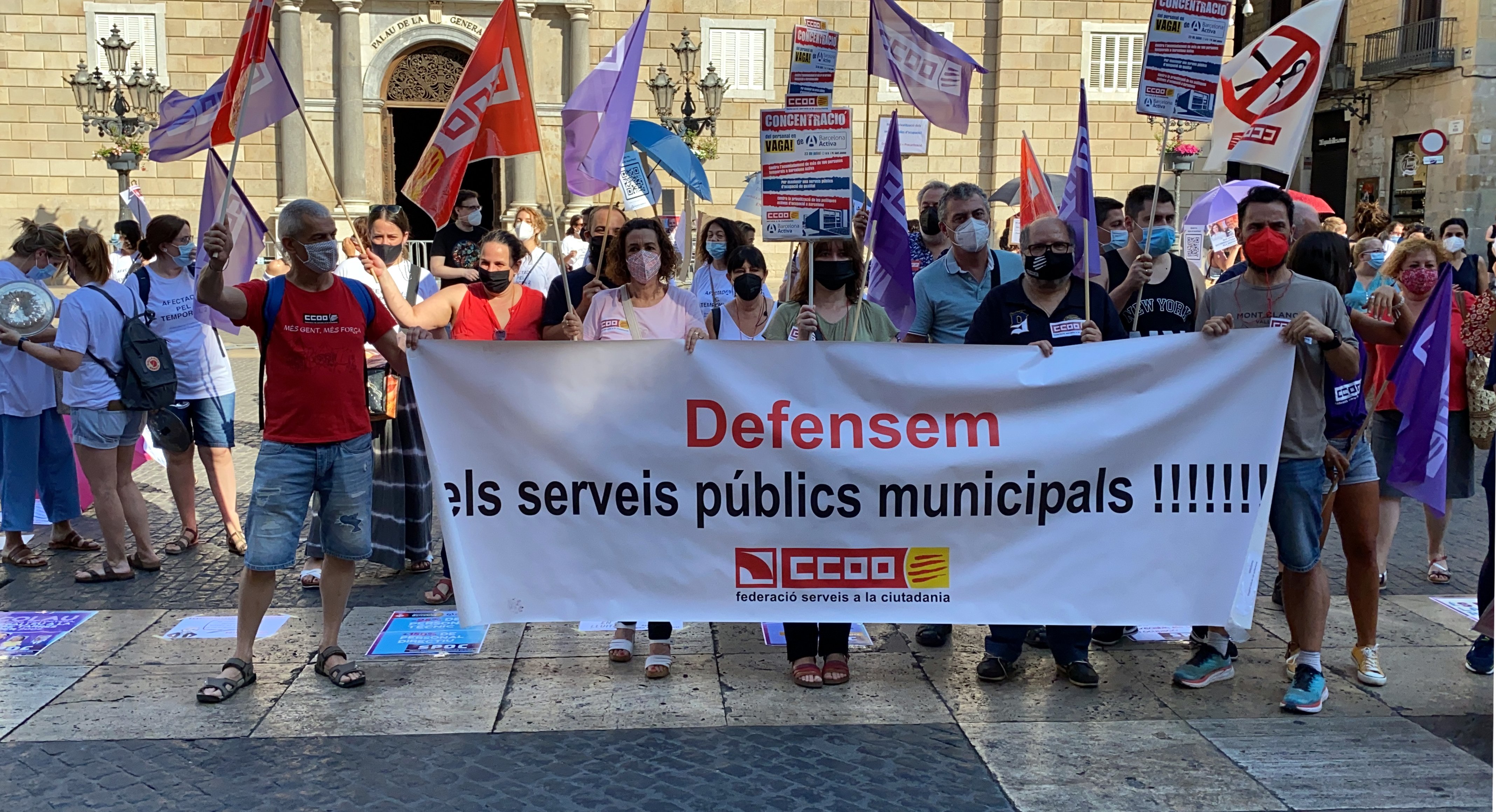Trabajadores de barcelona activa se manifiestan frente en el Ayuntamiento de Barcelona / ACN