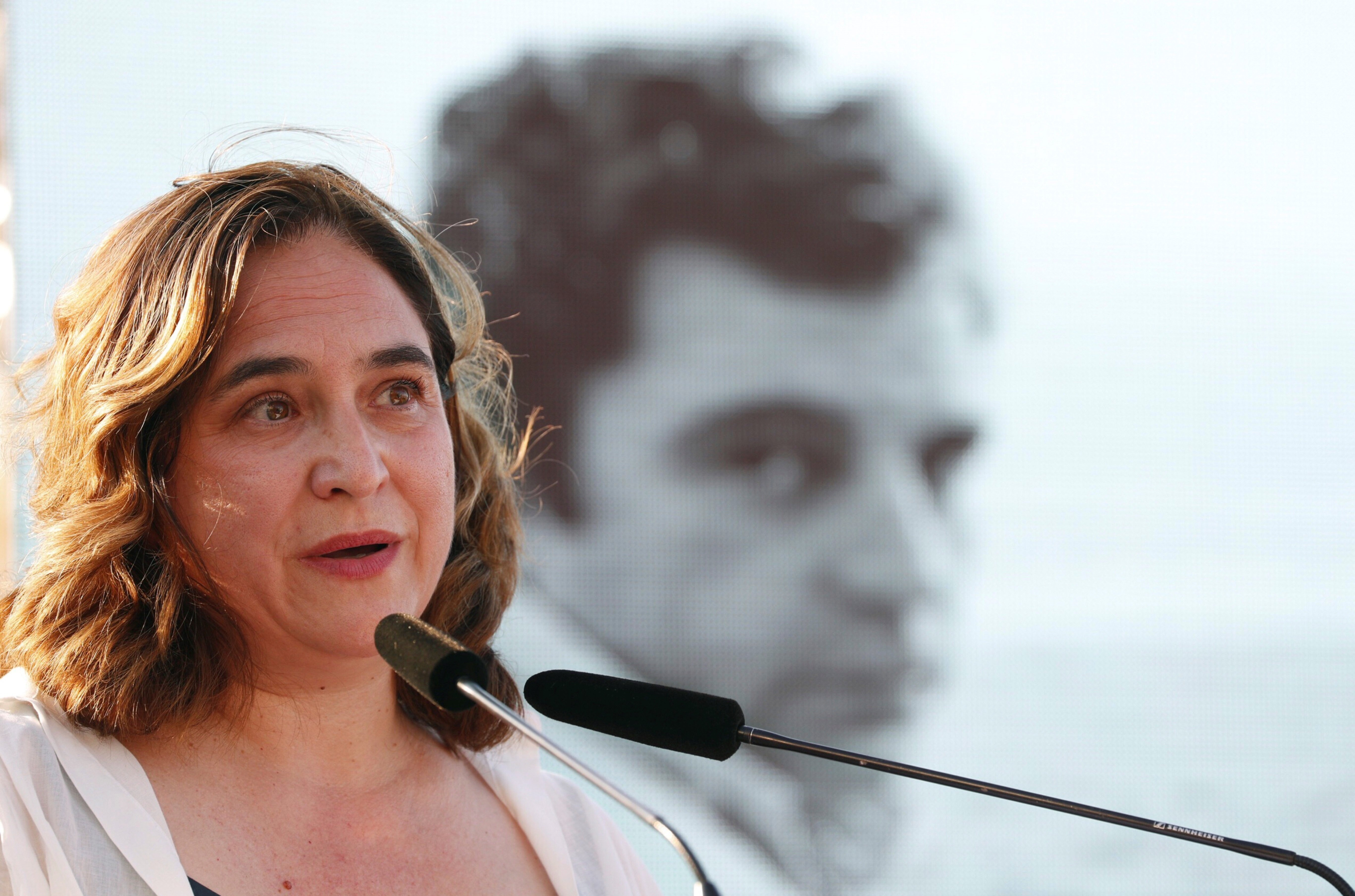 ¿Apruebas que se silbe a Ada Colau en cada fiesta de barrio?