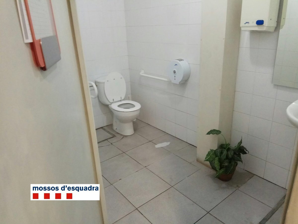 Detenido por poner una cámara en el lavabo de mujeres de una gasolinera de Cerdanyola