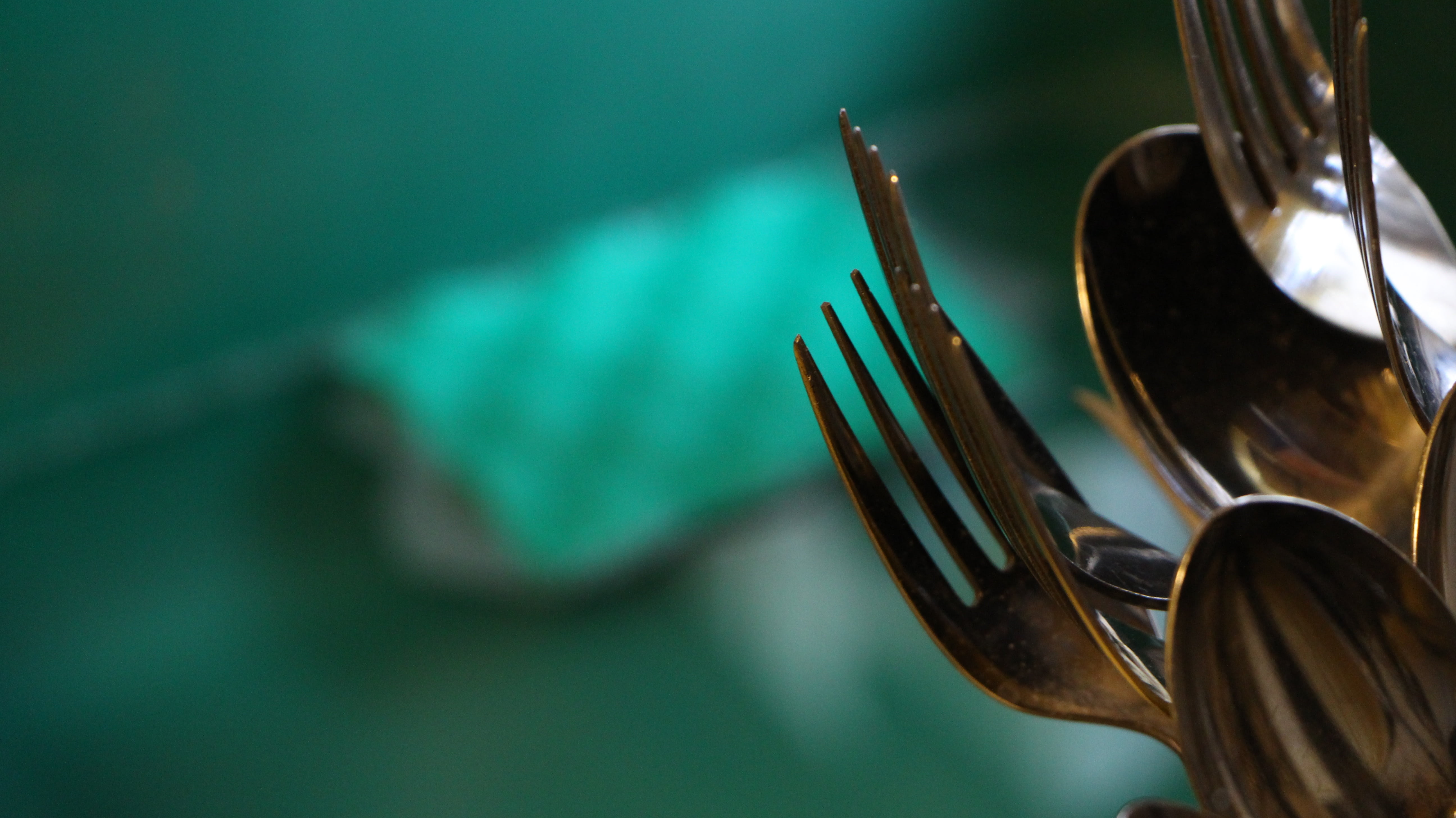 Una experta en protocol avisa sobre el que no cal fer com a convidat en un sopar