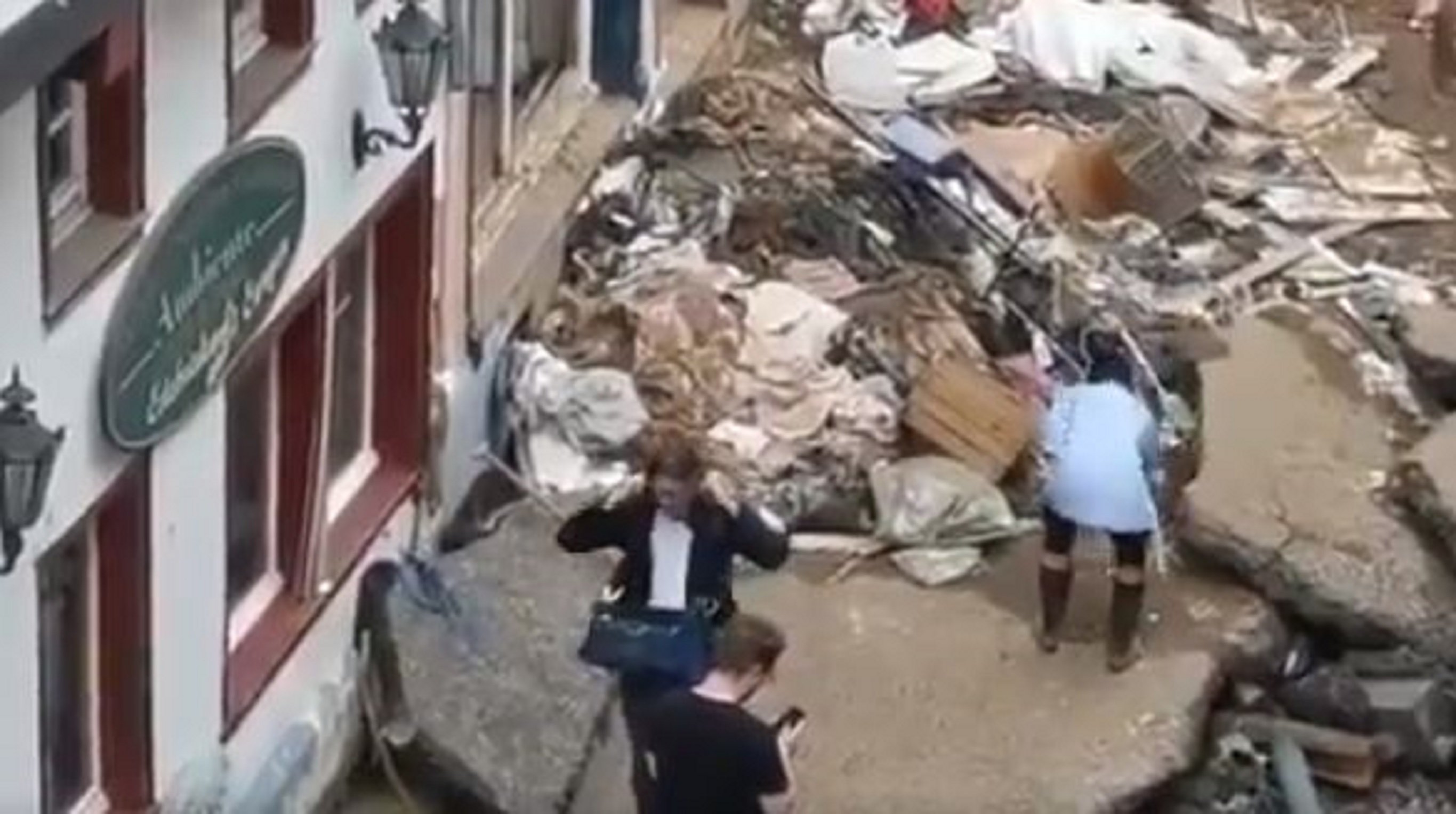 Una periodista es tira fang a sobre per informar de les inundacions a Alemanya