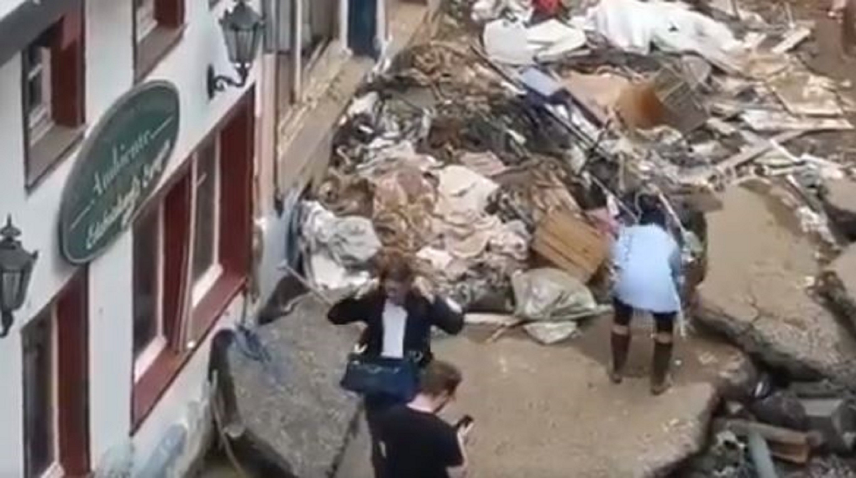 Periodista se echa barro encima para informar de las inundaciones en Alemania