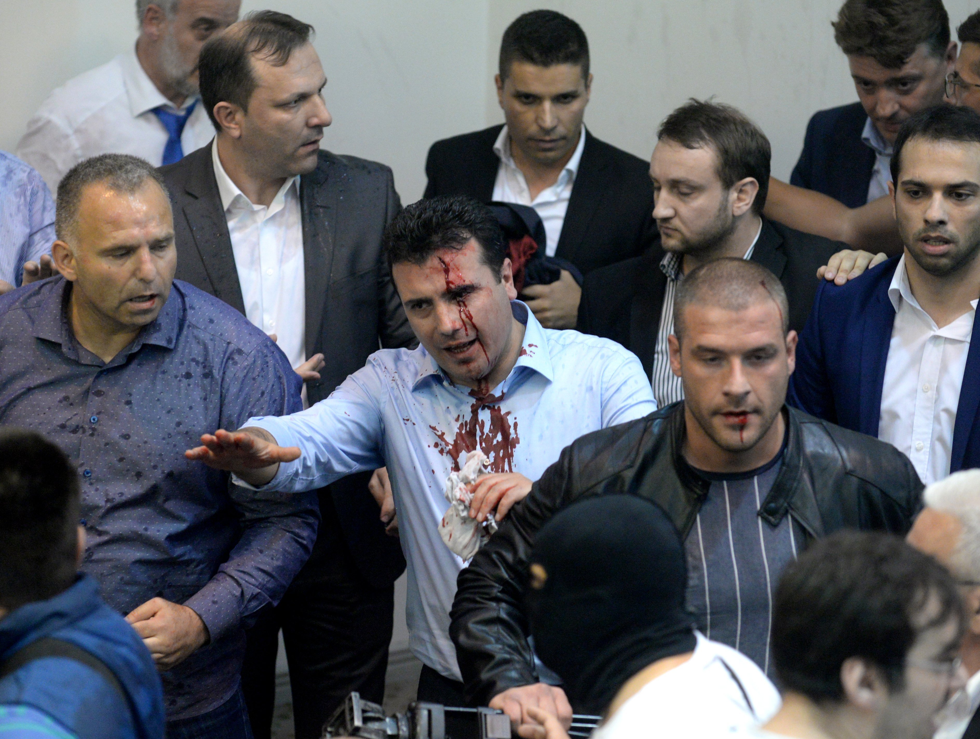 Agressions al parlament de Macedònia per l'elecció d'un albanès com a president de la Cambra