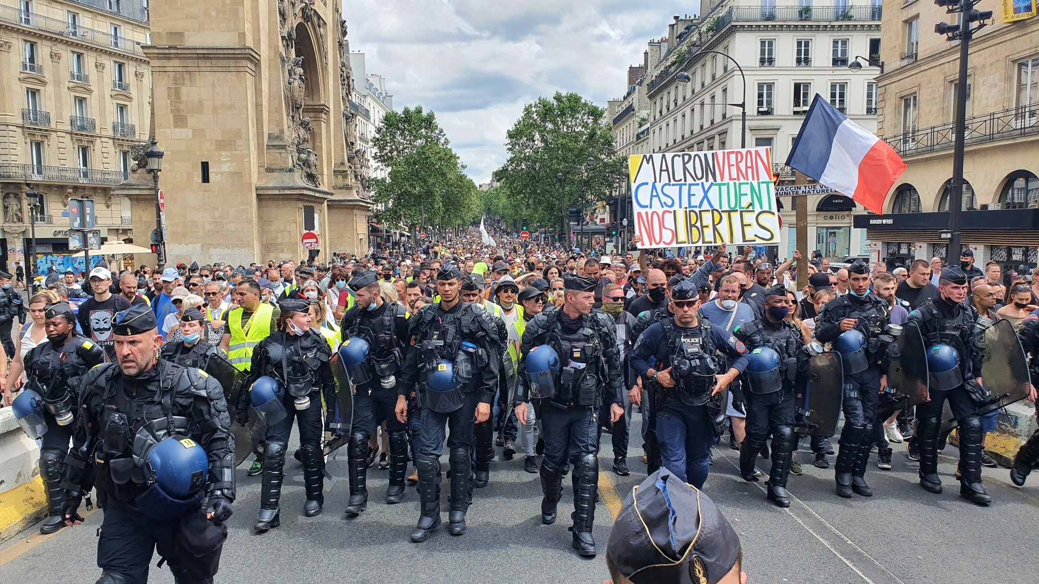 Manifestacions massives i aldarulls a França contra el passaport Covid