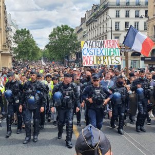 Manifestacions massives i aldarulls a França contra el passaport Covid
