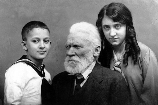 Maria Aurèlia Capmany i el seu germà Jordi amb l'avi, Sebastià Farnès/URV Arxiu del Llegat Vidal Capmany