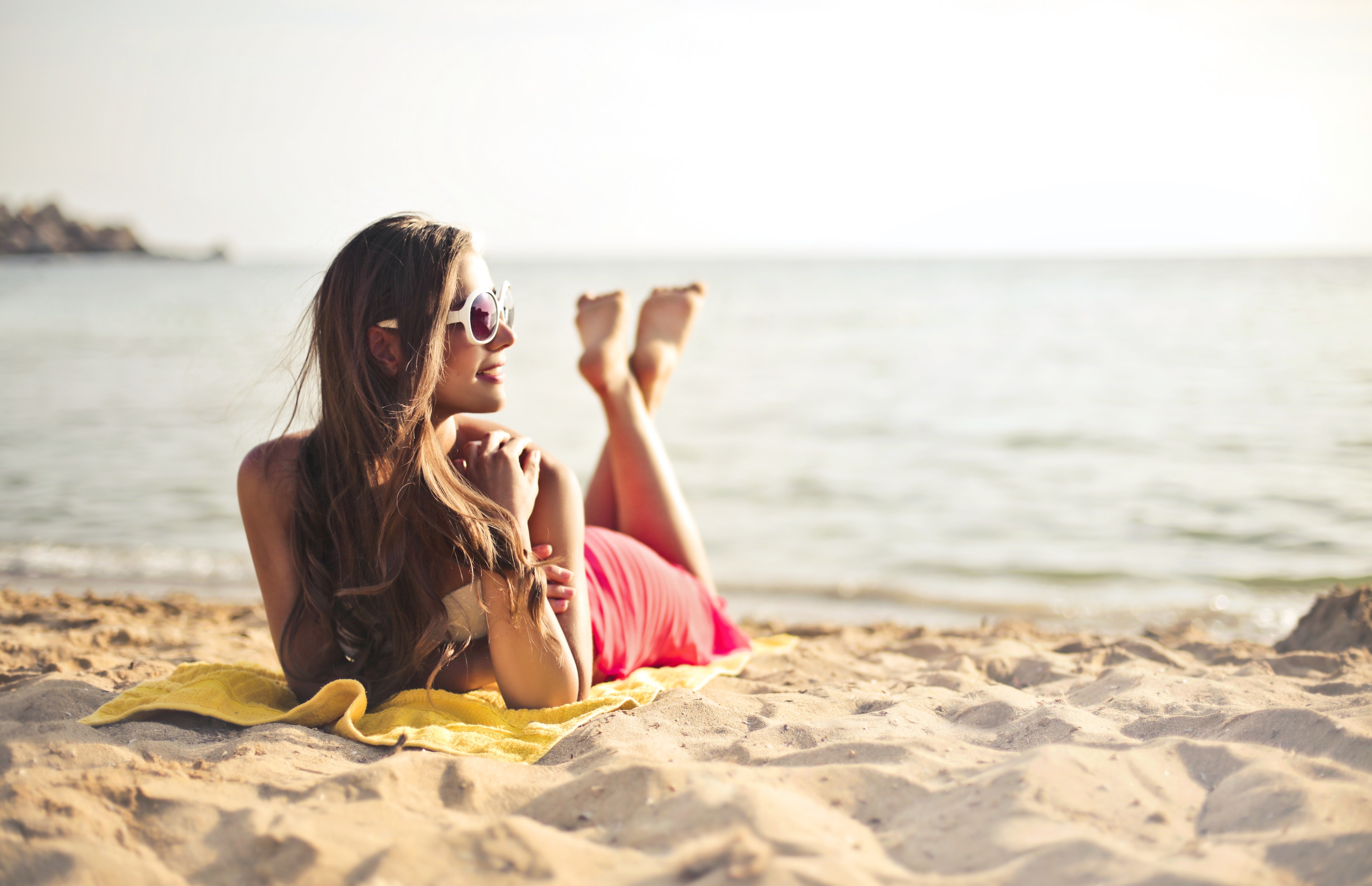 Chica tomando el sol