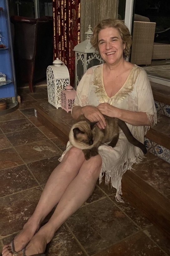 Pilar Rahola y su gato en Cadaqués @pilar rahola