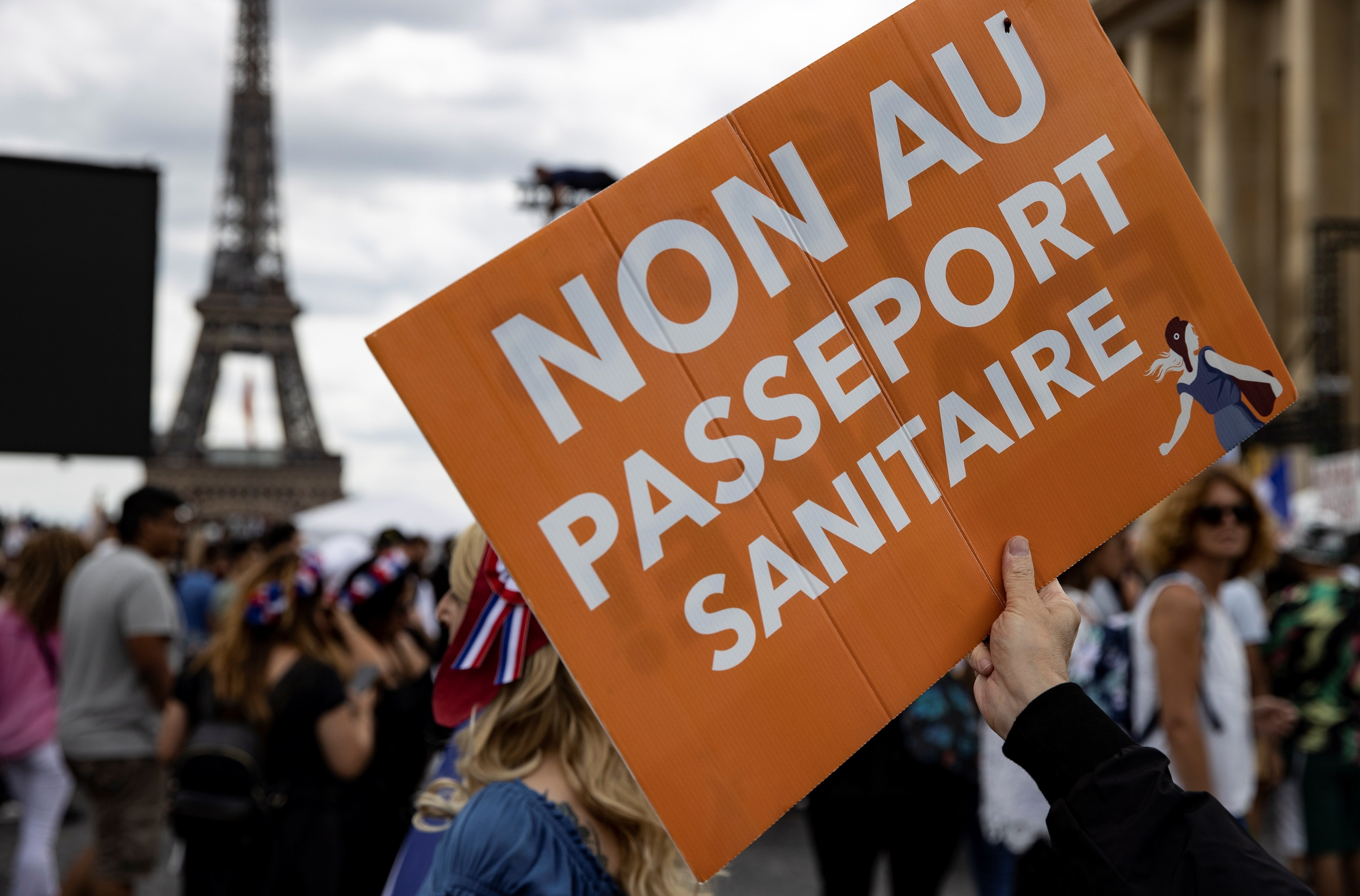 Almenys 71 detinguts en les manifestacions contra el certificat covid a França