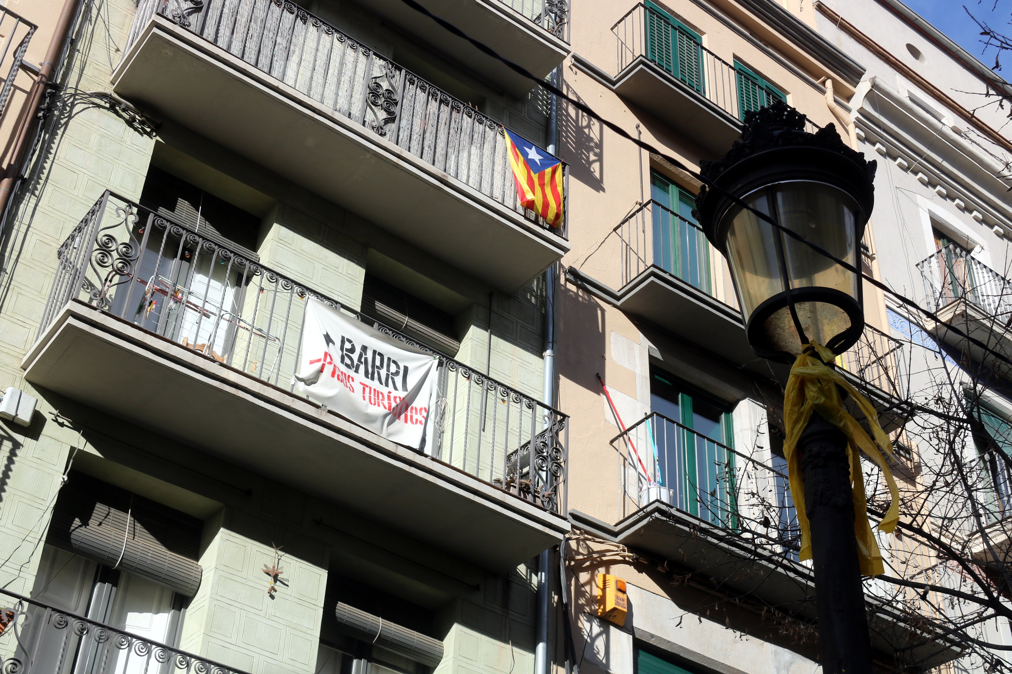 Barcelona rebaixa les multes pel lloguer esporàdic de pisos turístics il·legals