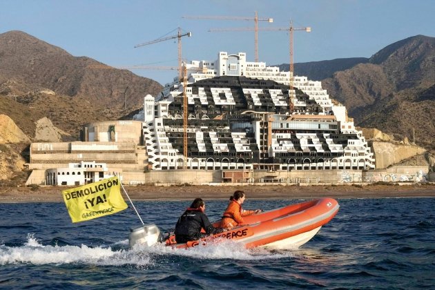 protesta greenpeace el algarrobico demolicion europa press