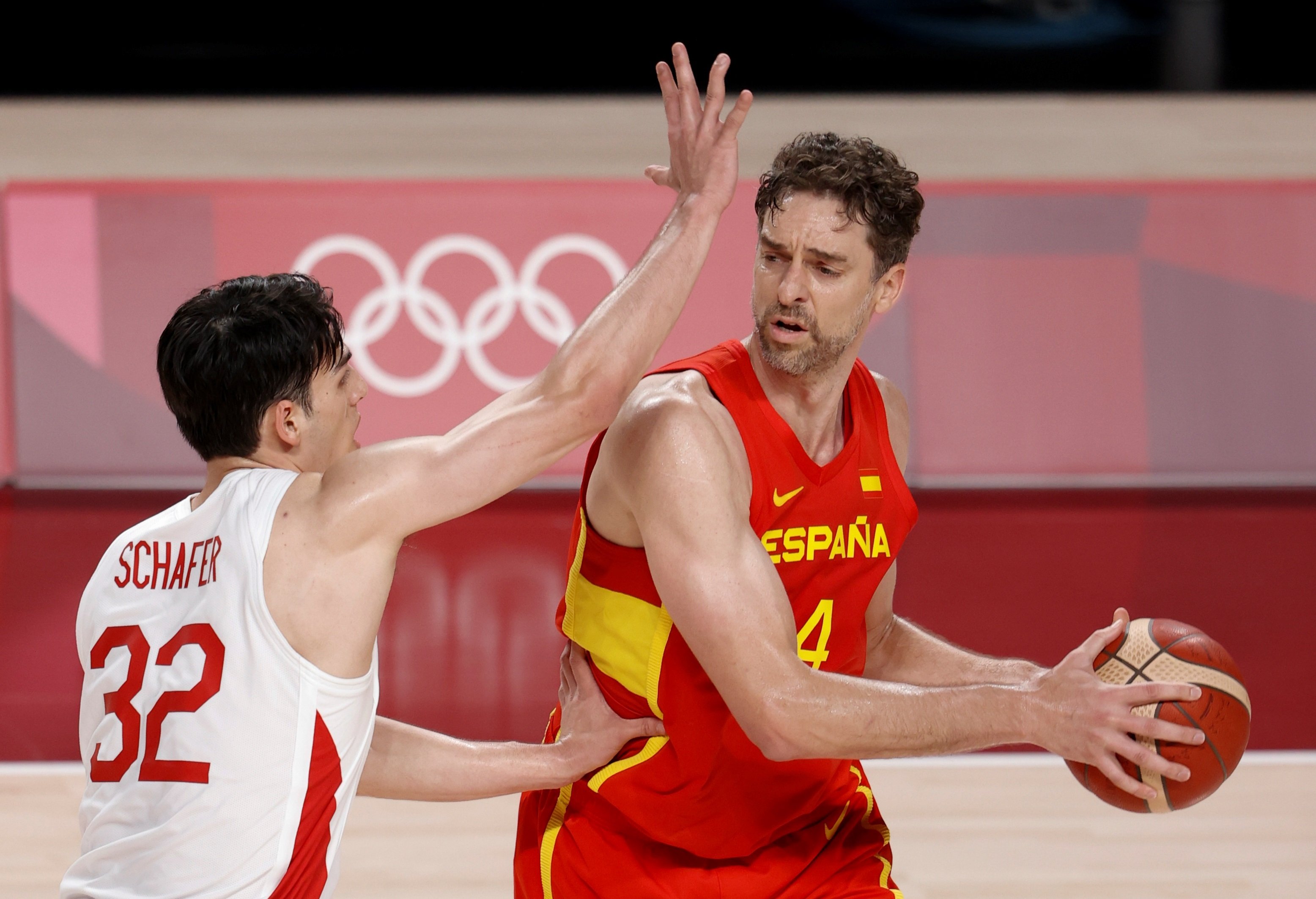 Pau Gasol se pasa al tenis de mesa... y no desentona