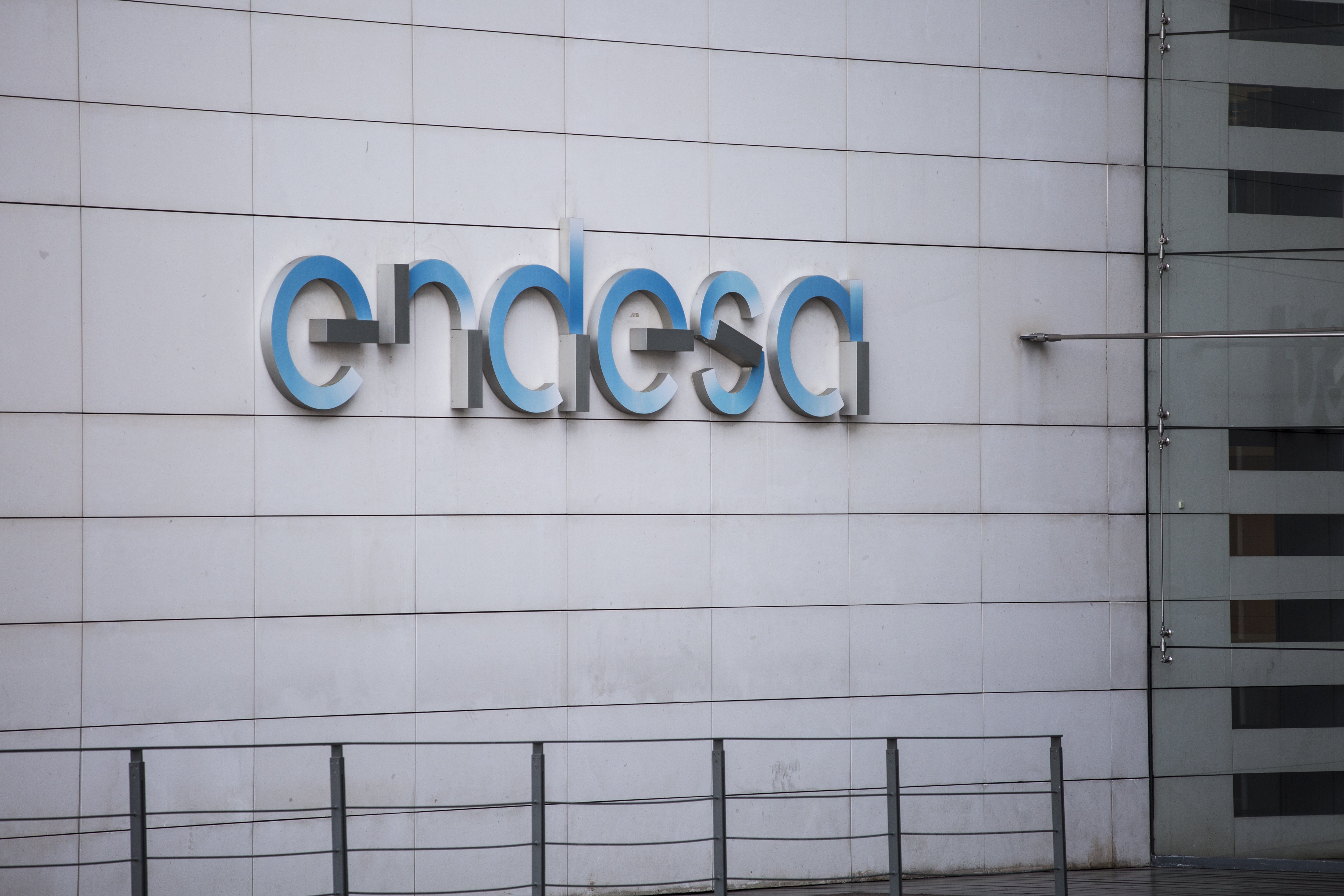 Endesa gana 832 millones en el primer semestre, un 26,2 % menos