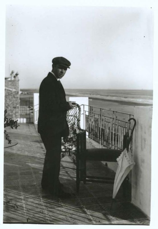 Pau Casals, als trenta-dos anys, a la terrassa de la casa de Sant Salvador. 1910. Fons Pau Casals.