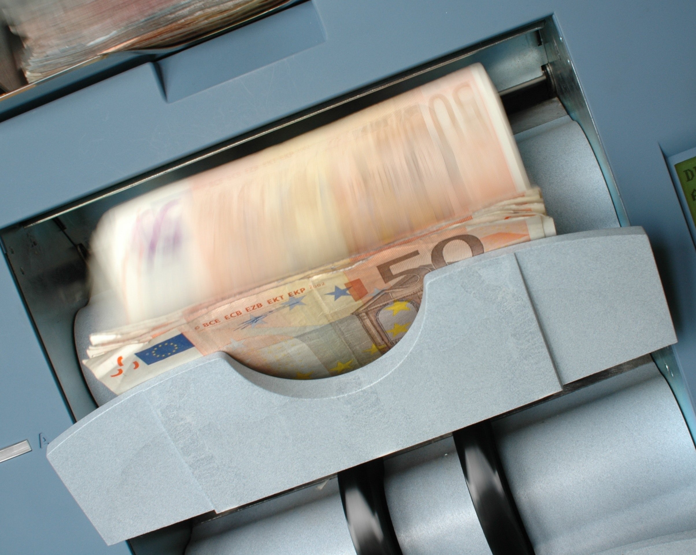 El efectivo, el pago preferido por los jóvenes y los mayores de 64 años