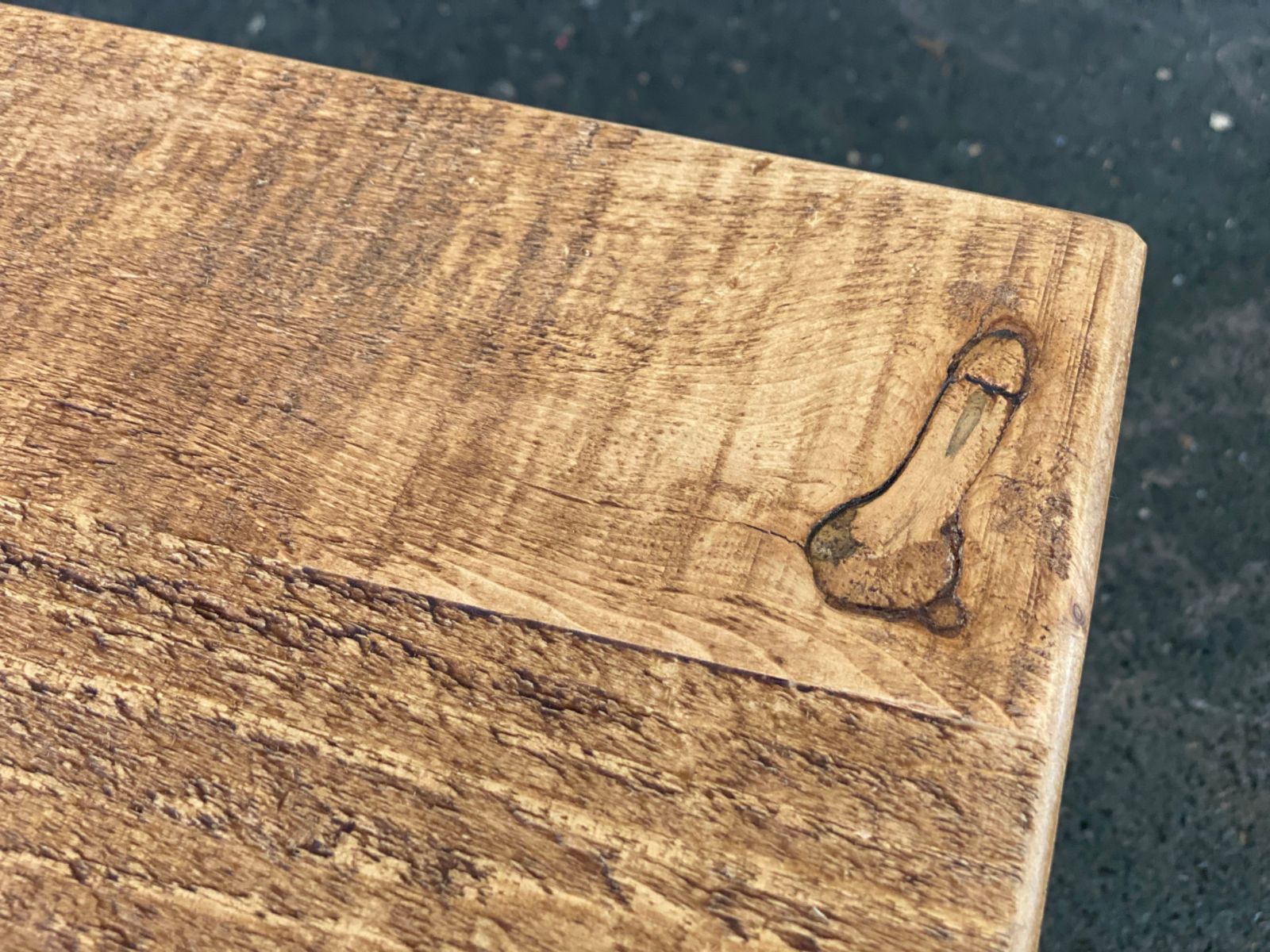 Recaudan fondos contra el cáncer rifando una mesa que tiene la marca de un pene