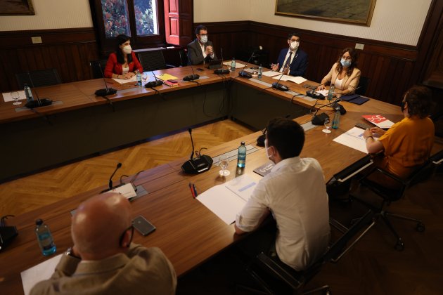 El Vicepresidente del Govern, Jordi Puigneró i la Consellera de la Presidencia, Laura Vilagrà con los grupos para explicar la reunión bilateral - Sergi Alcàzar.