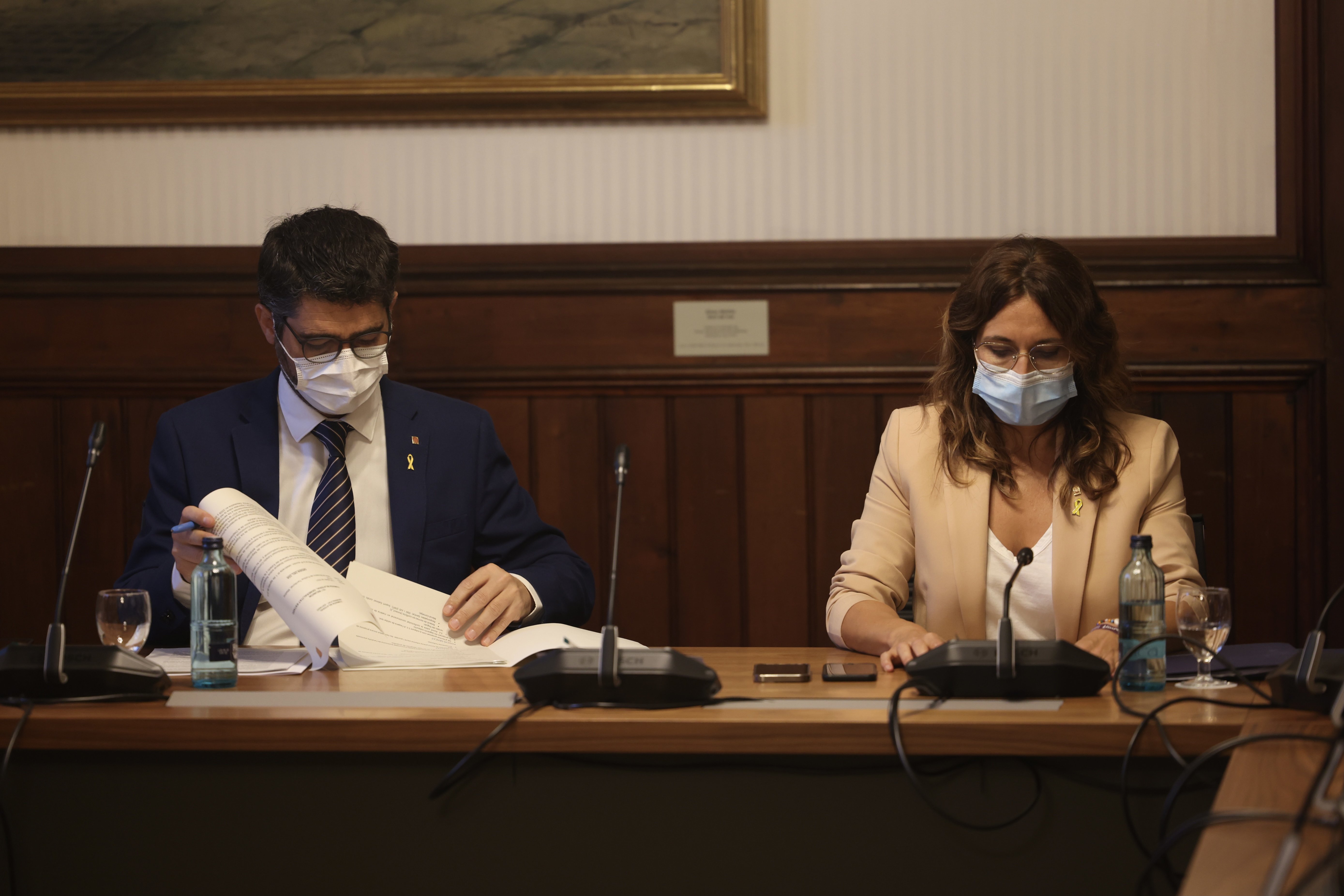 El Vicepresidente del Govern, Jordi Puigneró i la Consellera de la Presidencia, Laura Vilagrà con los grupos para explicar la reunión bilateral - Sergi Alcàzar.