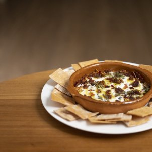 Crema de queso de cabra con beicon, miel y dátiles  Gastronomia la Gourmeteria - Sergi Alcàzar