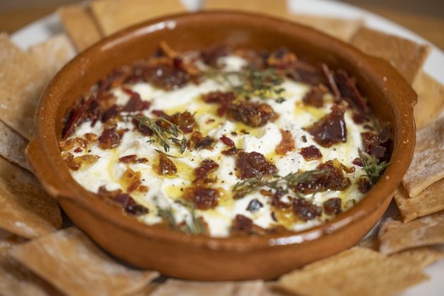 Crema de queso de cabra con beicon, miel y dátiles  Gastronomia la Gourmeteria - Sergi Alcàzar 